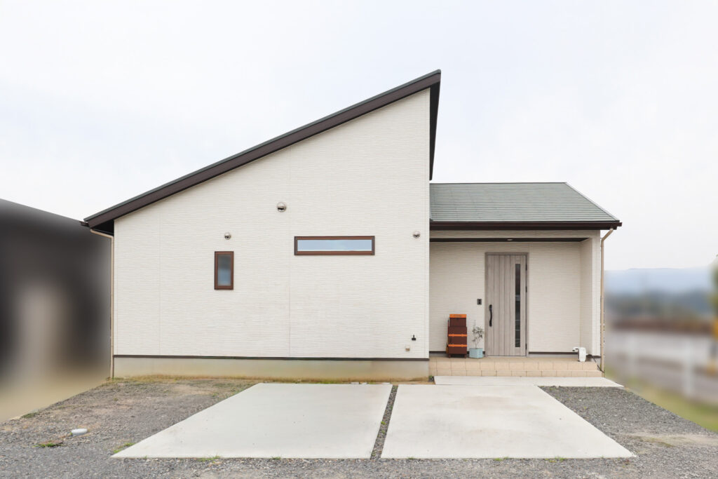 可愛い緑の屋根の平屋です。