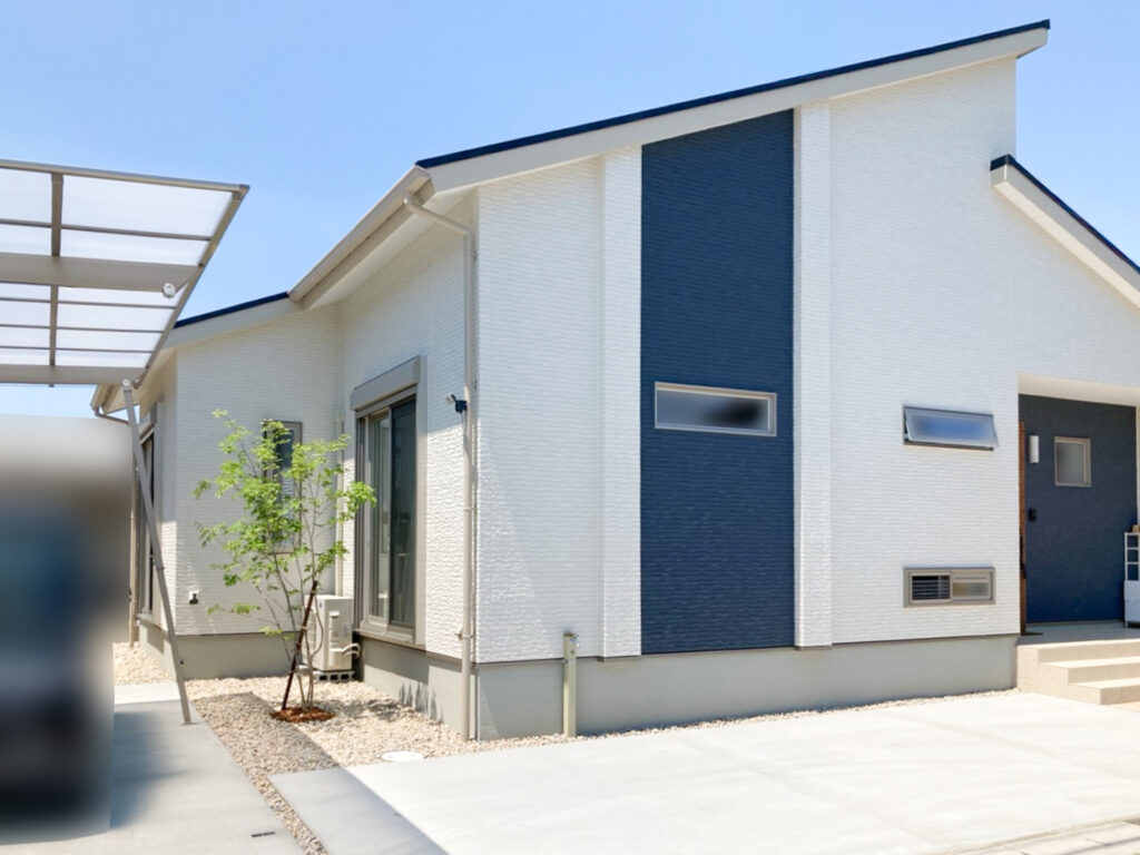 白を基調とした可愛い外観の平屋です。