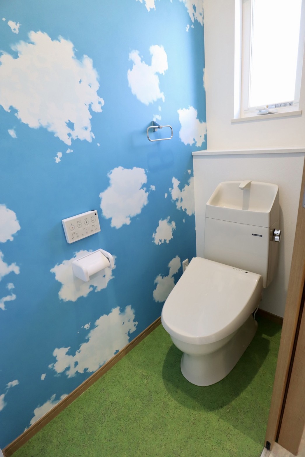 青空と芝生が開放的な明るいトイレ