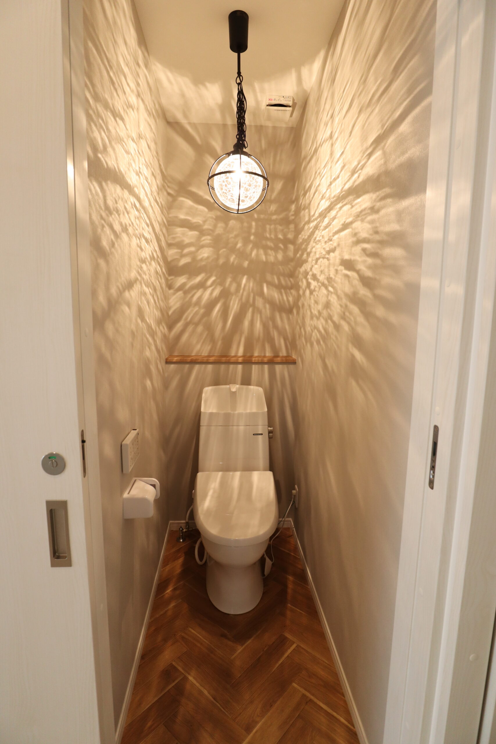 透明感と光の反射が魅力的なトイレ