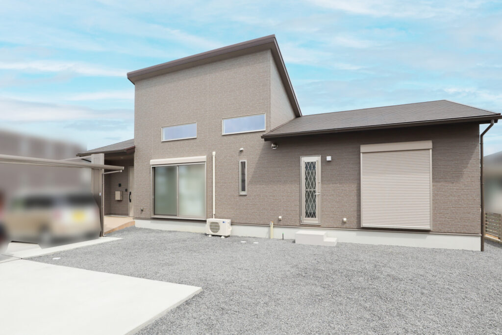 ブラウンとグレーが調和した優しい雰囲気の外観の平屋です。