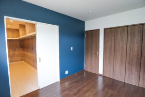 ブルーのクロスと真っ白な扉がアクセントの6帖の主寝室