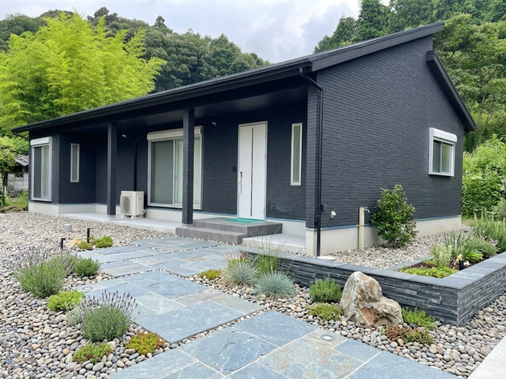 【いなべ市藤原町】黒にこだわった軒の深い3LDKの平屋くん♪