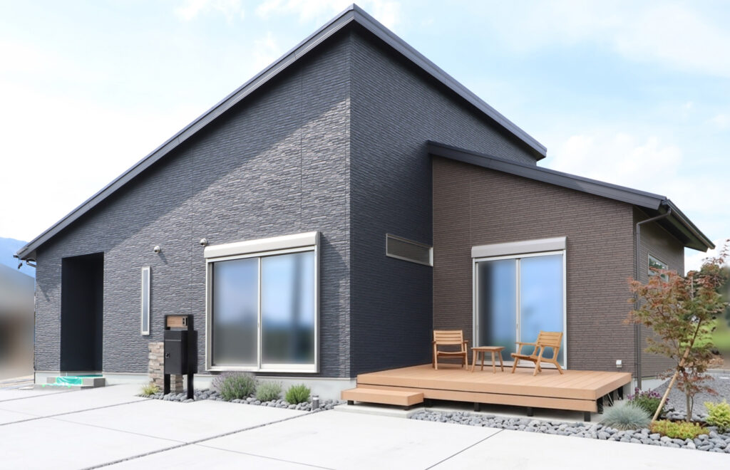 掛け違いの屋根に設計した落ち着いたツートンカラーが格好いい外観の平屋です。