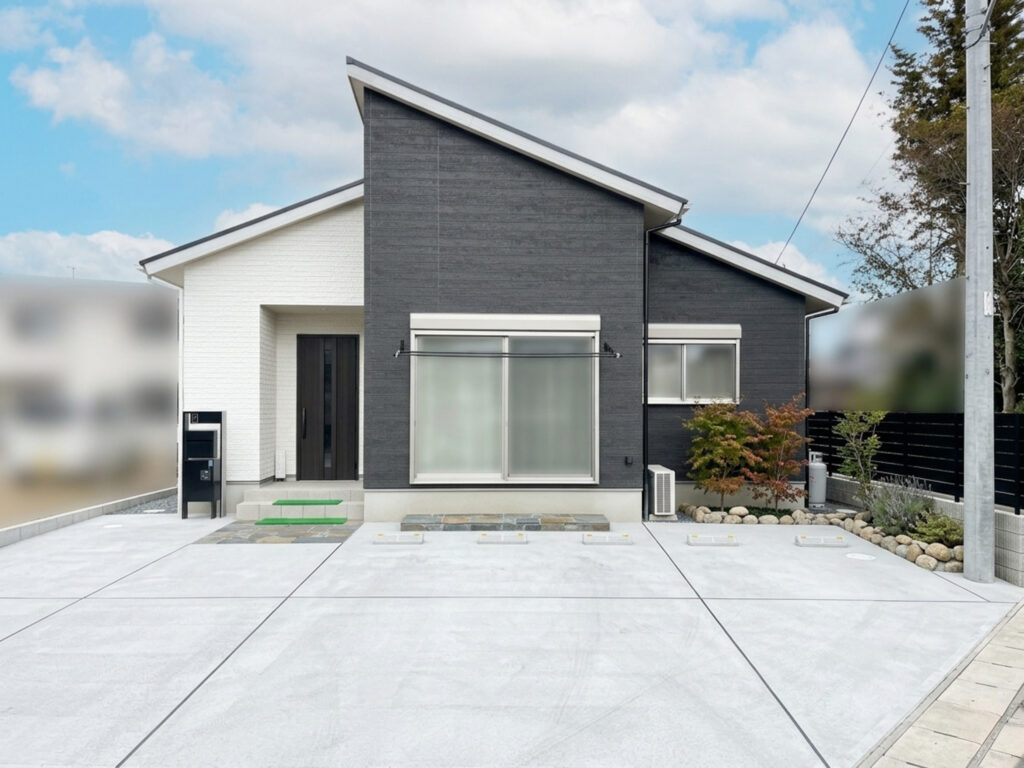 白と黒のツートンカラーを使った派手すぎない外観の平屋です。