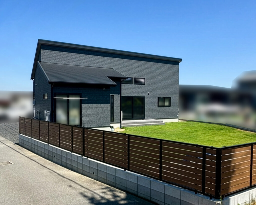 モダンなダークグレー色で、くっきりとした横目地の大きい柄が迫力ある外観にぴったりな平屋です。<br />
